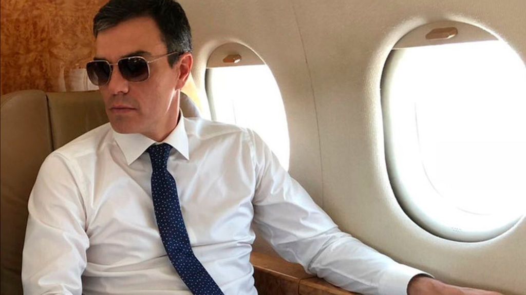 Pedro Sánchez en el interior del Falcon