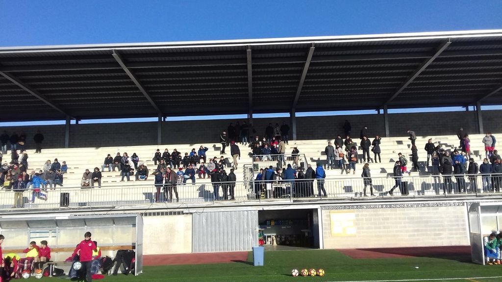 Agresión de un hombre a una jugadora de fútbol de 17 años: "Agarró por el cuello, golpes en el estómago y la tiró al suelo" Agresión de un hombre a una jugadora de fútbol de 17 años: "Agarró por el cuello, golpes en el estómago y la tiró al suelo"