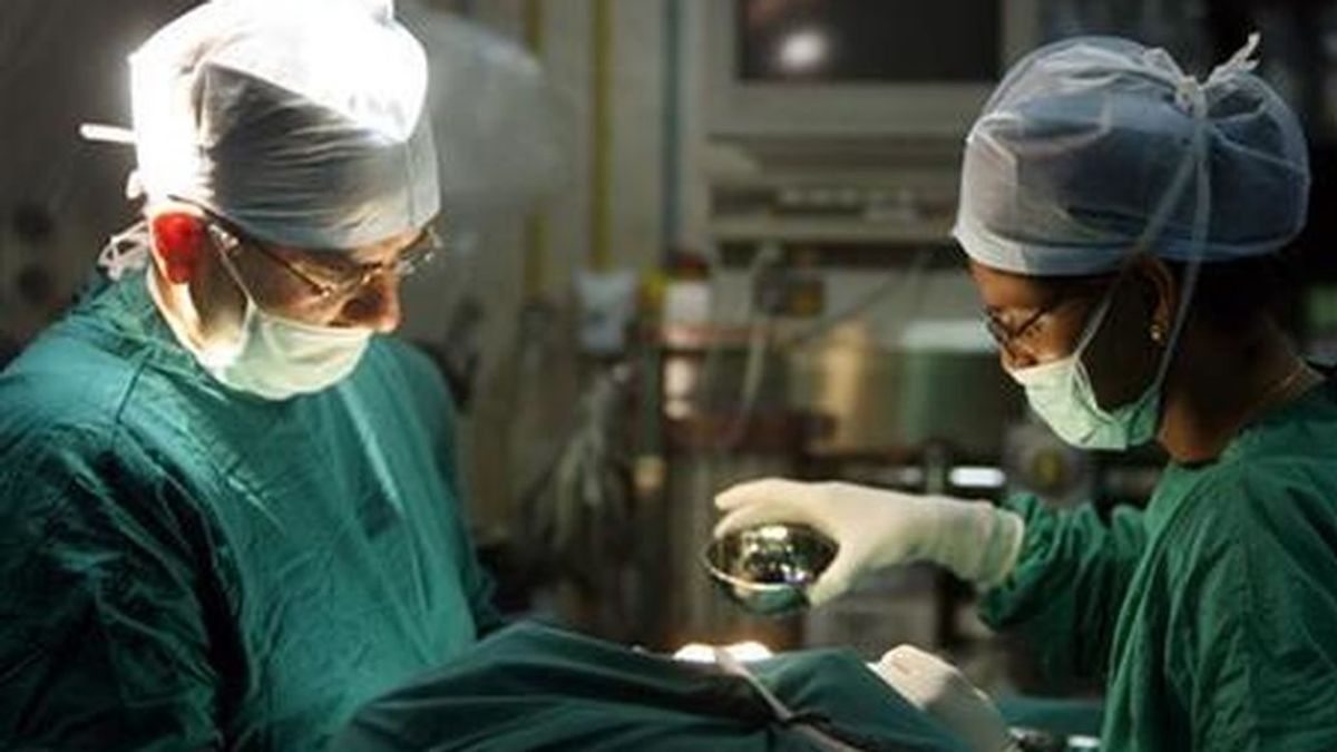 Los médicos salvan la vida de un bebé que nació con tres piernas, dos genitales y sin ano