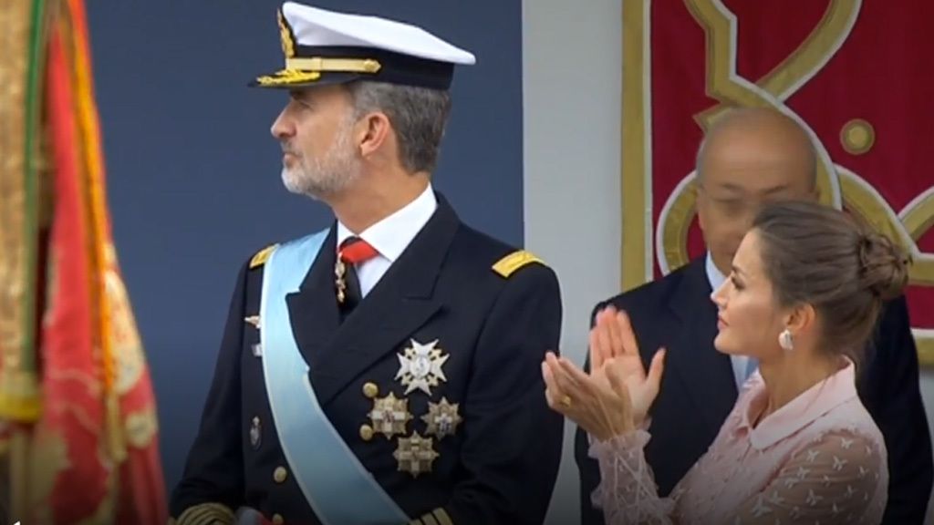 Desfile del Día de la Hispanidad: El paracaidista que lleva la bandera se engancha a una farola