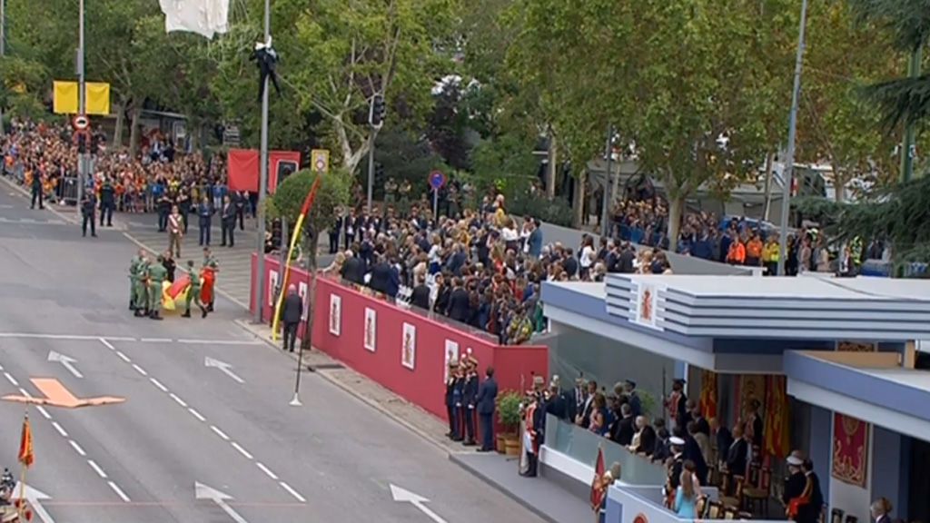 Un paracaidista queda enganchado a una farola