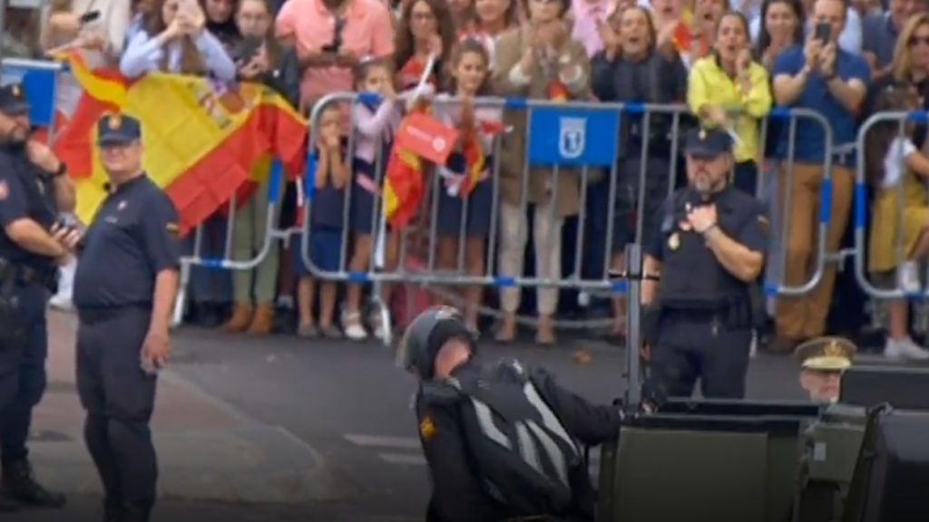 Desfile del Día de la Hispanidad: El paracaidista que lleva la bandera se engancha a una farola
