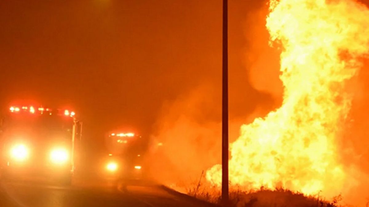 El alcalde de Los Ángeles declara la emergencia por el incendio de Saddleridge
