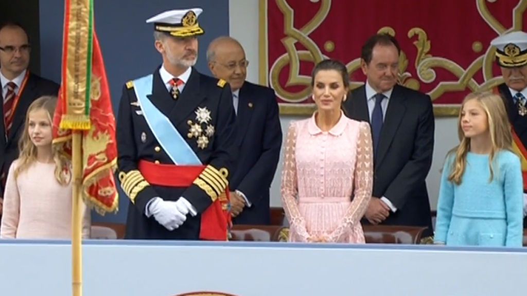 Los Reyes presiden el desfile junto a sus hijas, la princesa Leonor y la infanta Sofía