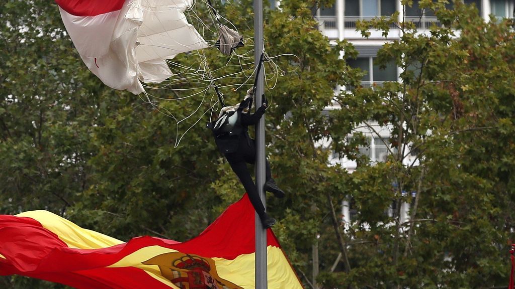 Susto en el desfile de la Fiesta Nacional: un paracaidista choca contra una farola de la Castellana