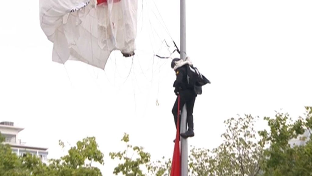 Susto en el desfile de la Fiesta Nacional: un paracaidista choca contra una farola de la Castellana