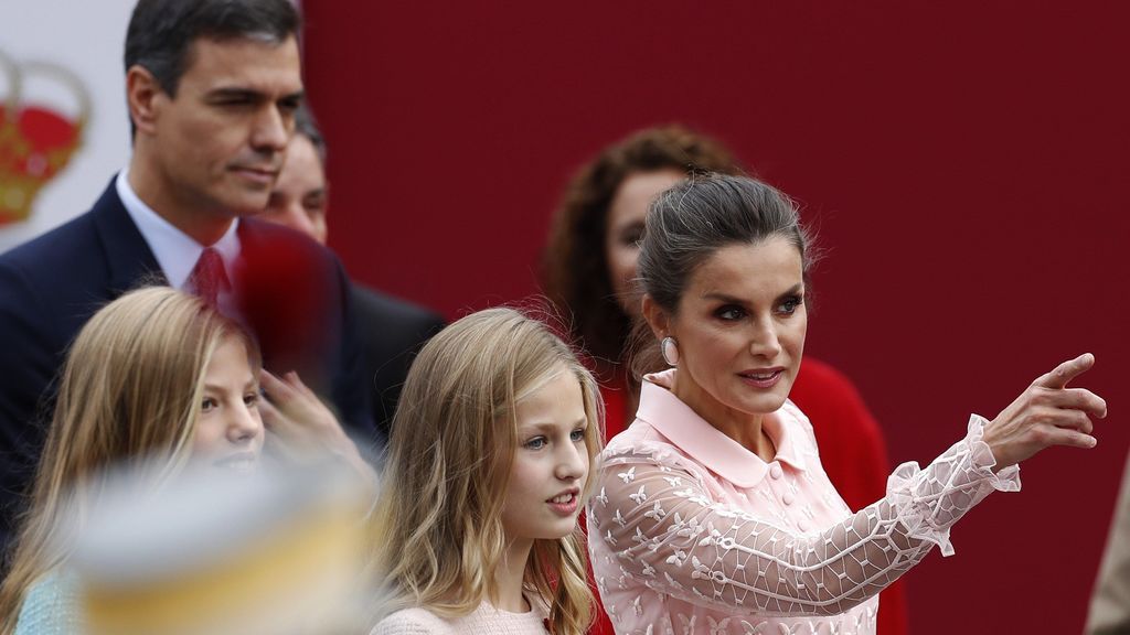 La princesa Leonor y la infanta Sofía, junto a la reina Letizia