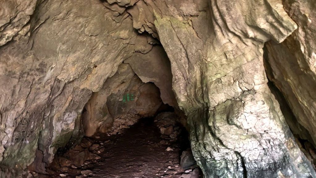 Intentan rescatar a dos jóvenes del interior de una cueva en Álava Intentan rescatar a dos jóvenes del interior de una cueva en Álava