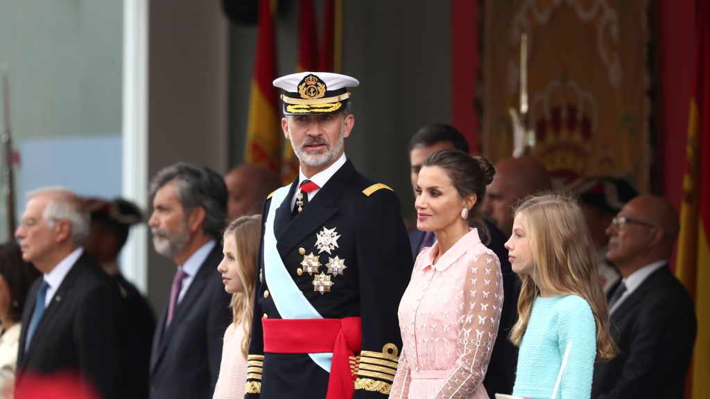 Los reyes presiden el desfile de la Fiesta Nacional a menos de un mes de las próximas elecciones