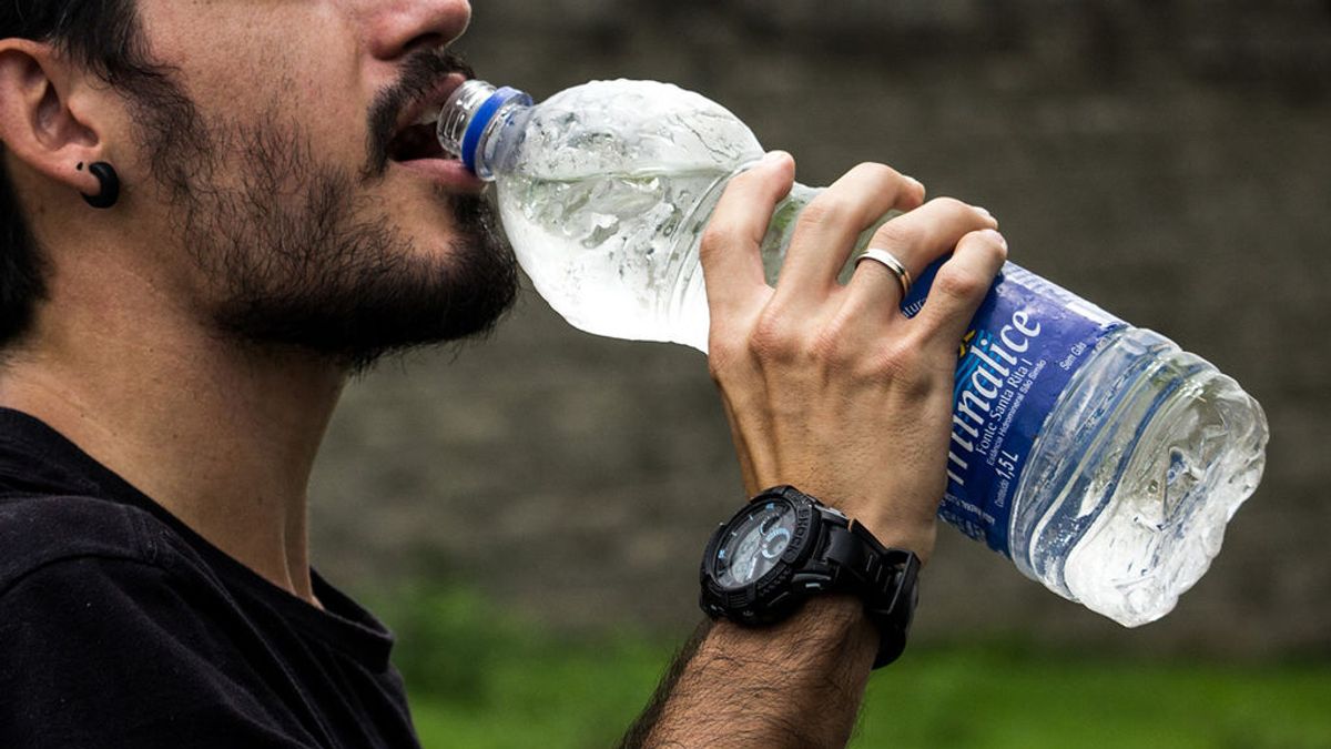 Advierten de que las botellas de agua reutilizables están repletas de miles de bacterias infecciosas