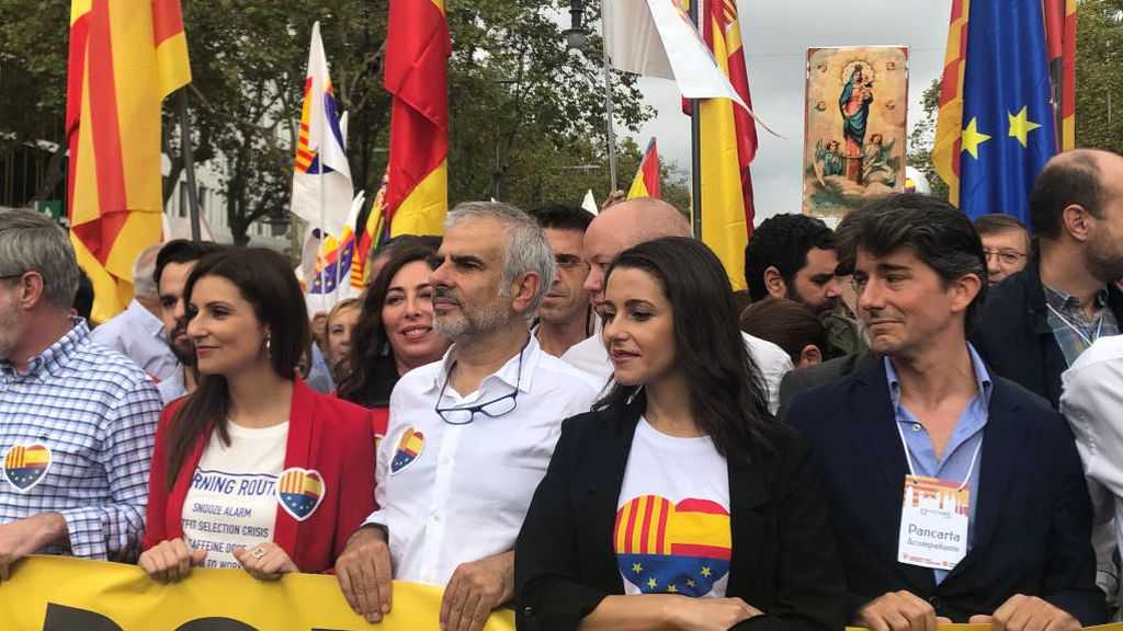Lorena Roldán, Carlos Carrizosa e Inés Arrimadas sujetan la pancarta