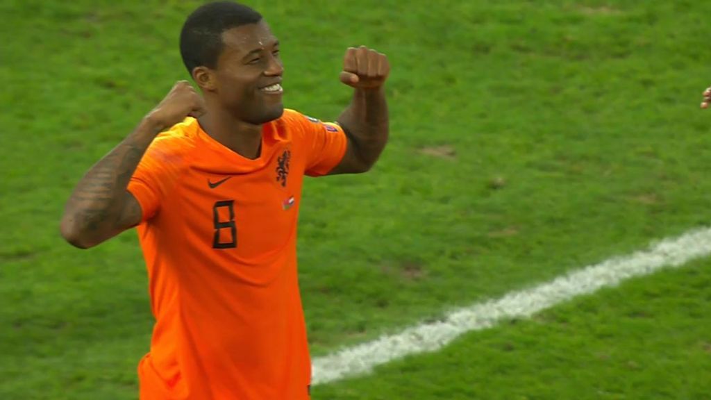 Wijnaldum cabecea a la red un pase medido de Quincy Promes