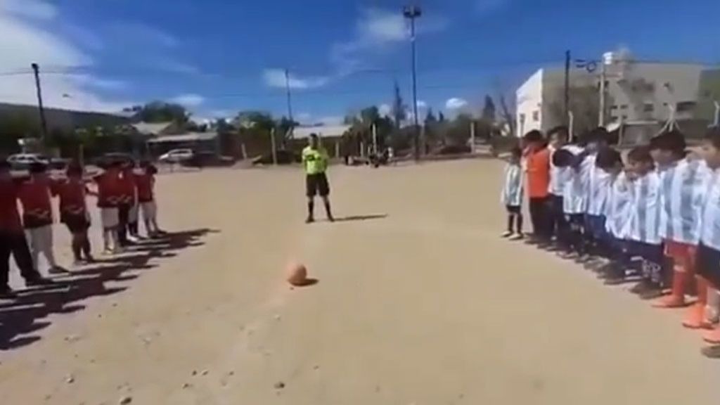 Un tiroteo de hasta 10 disparos siembra el pánico en un partido de infantiles en Argentina: “Acá estoy papá”