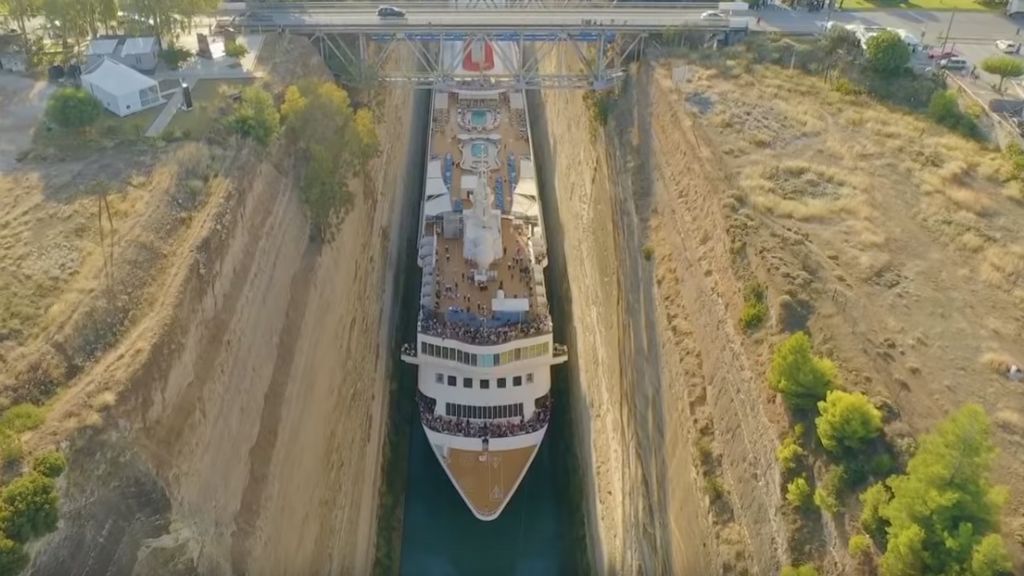 Las espectaculares imágenes de un crucero pasando por el canal de Corinto: solo tiene metro y medio de margen