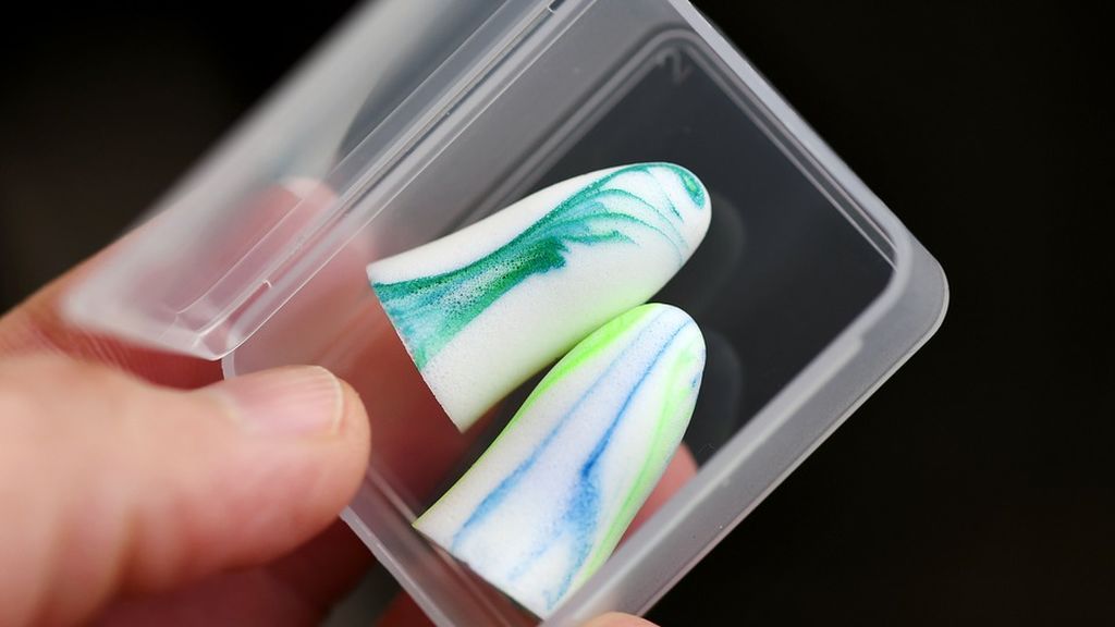 Una menor crea un paquete de tapones para aliviar los ronquidos de su padrastro a los pasajeros de un avión Una menor crea un paquete de tapones para aliviar los ronquidos de su padrastro a los pasajeros de un avión
