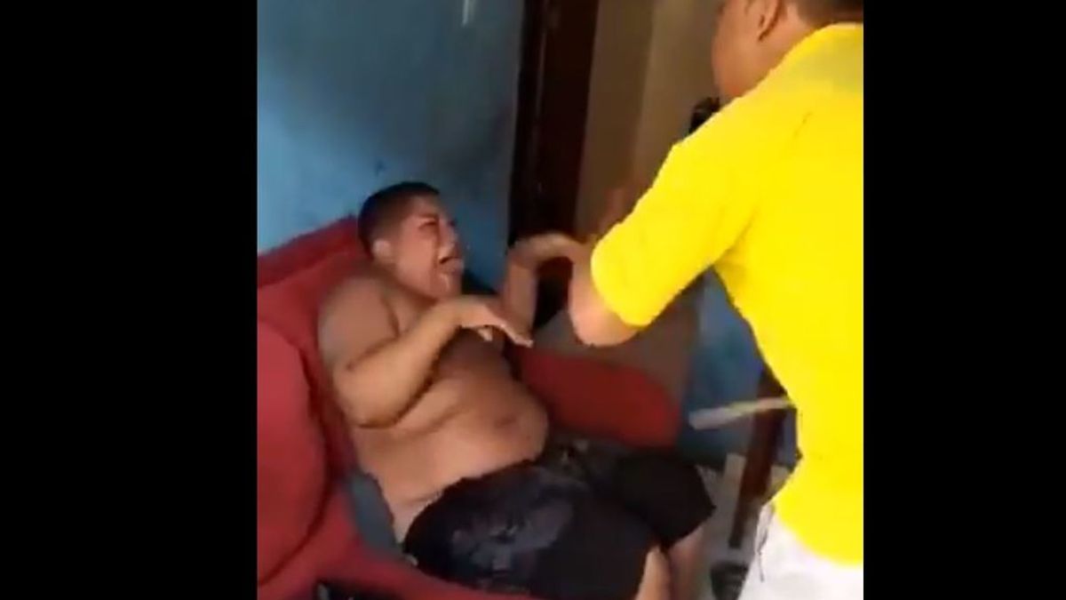 Un padre homófobo azota a su hijo por bailar con un gay