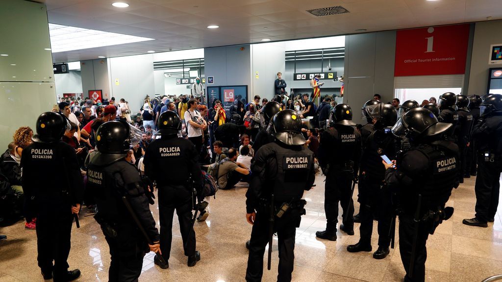Manifestantes realizan una sentada en la terminal T1 del aeropuerto de El Prat