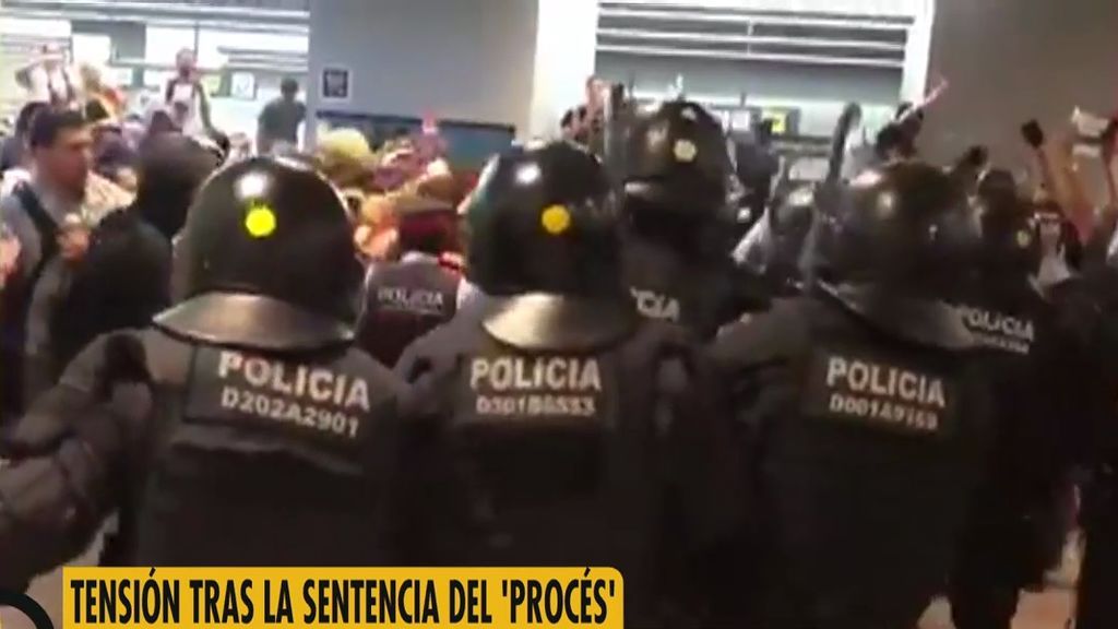 Primera carga policial en el aeropuerto de Barcelona por la llegada de los manifestantes
