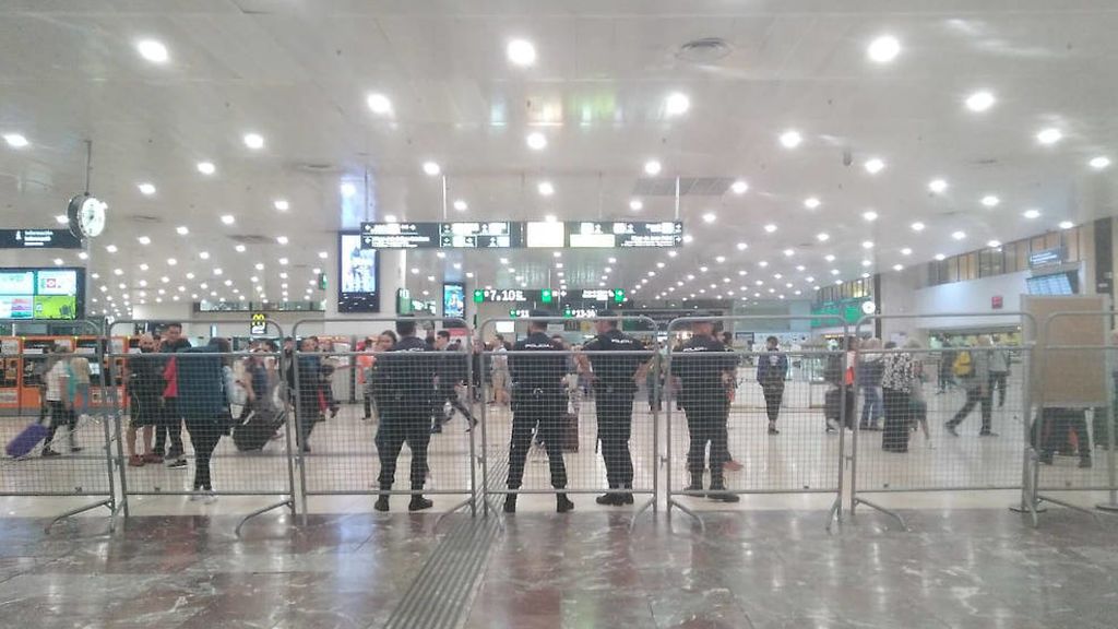 Vallas de metro y medio frente a la entrada principal del AVE