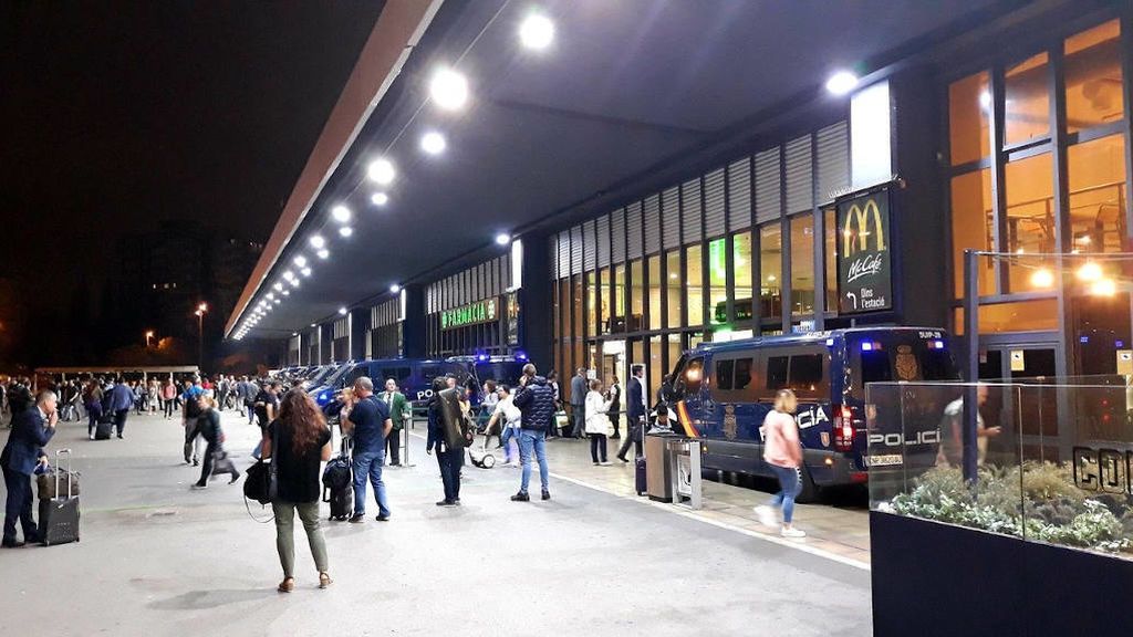 La policía restringe el acceso a la estación de Sants a pocas horas de la sentencia La policía restringe el acceso a la estación de Sants a pocas horas de la sentencia