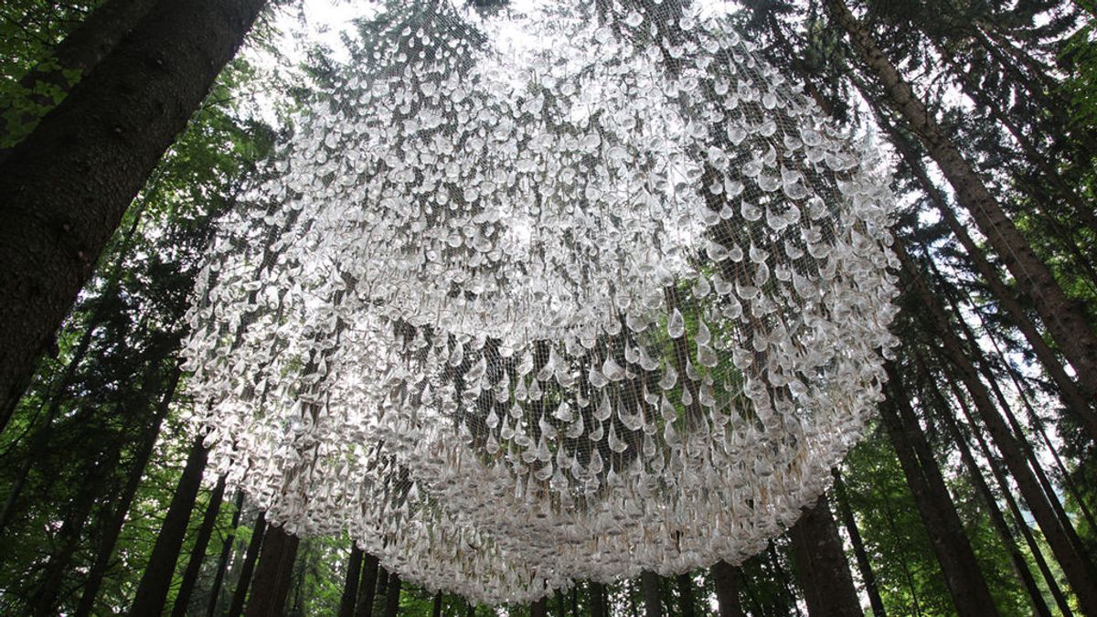 Magia en medio del bosque: la escultura que imita miles de gotas flotando