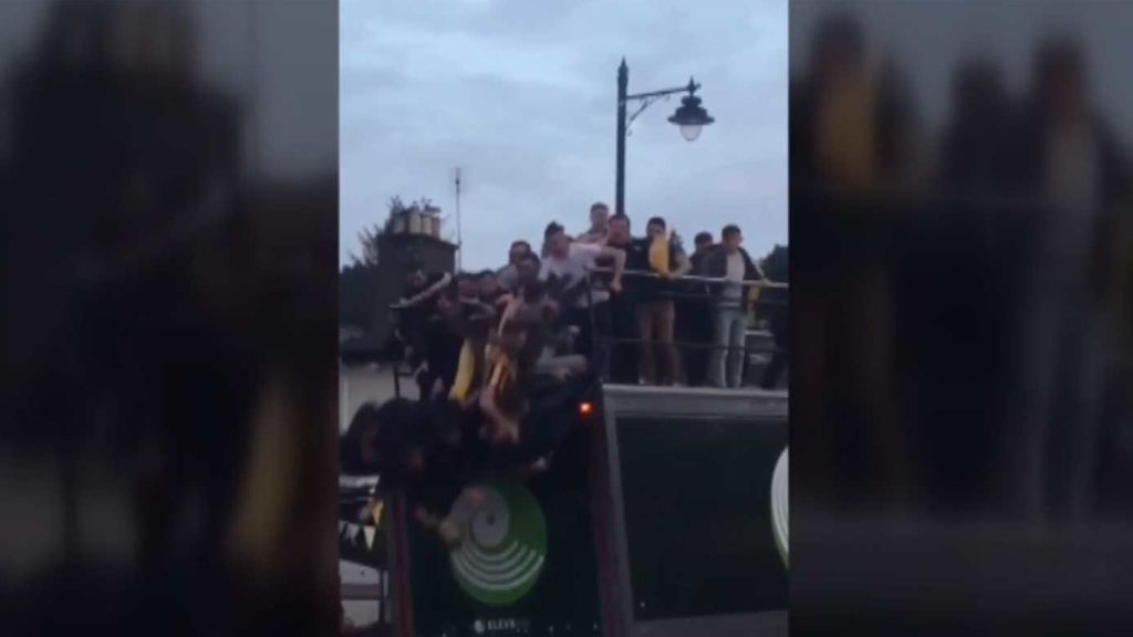 Accidente durante la celebración de un equipo de fútbol: los jugadores caen desde el techo del autobús