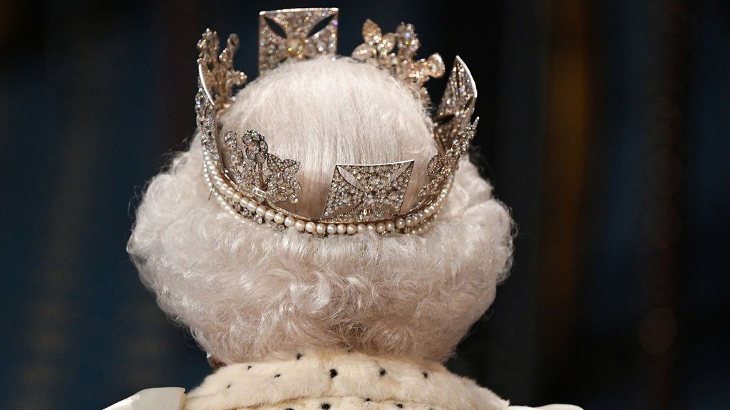 La reina de Inglaterra rompe la tradición y cambia su corona: ¿hay mensaje en clave? La reina de Inglaterra rompe la tradición y cambia su corona: ¿hay mensaje en clave?