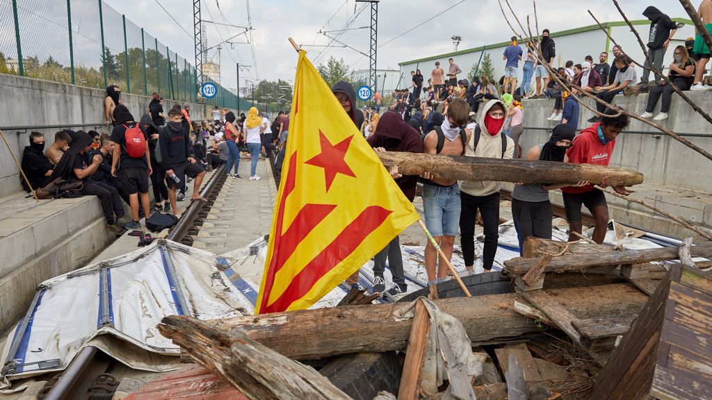 Manifestantes interrumpen la circulación del AVE y Cercanías en Gerona