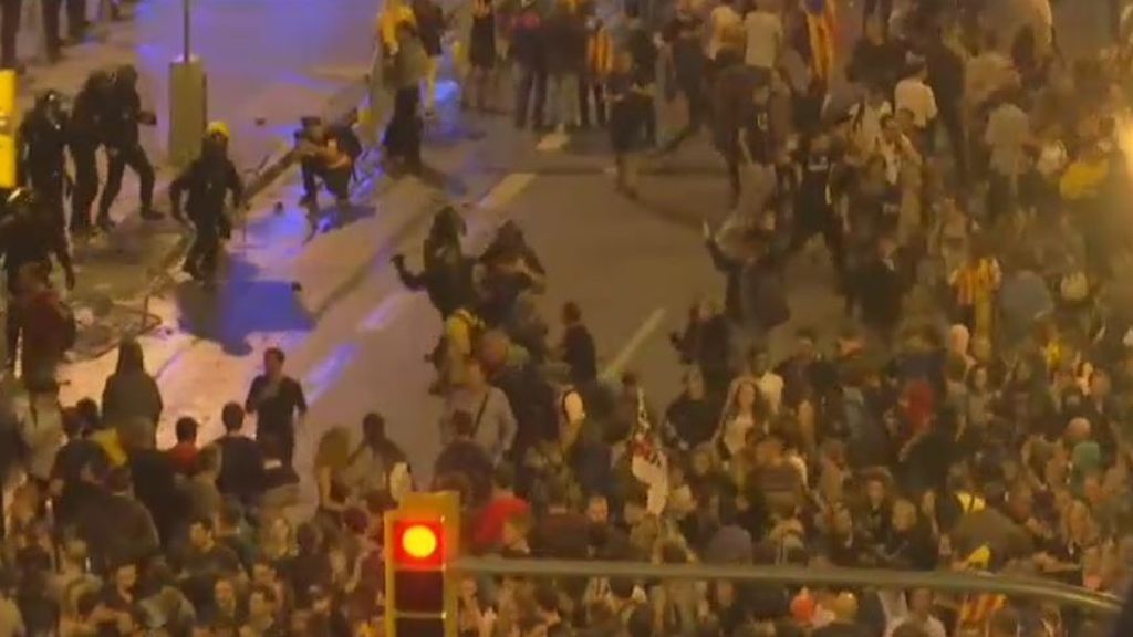 Máxima tensión frente a la Jefatura de la Policía Nacional en Barcelona