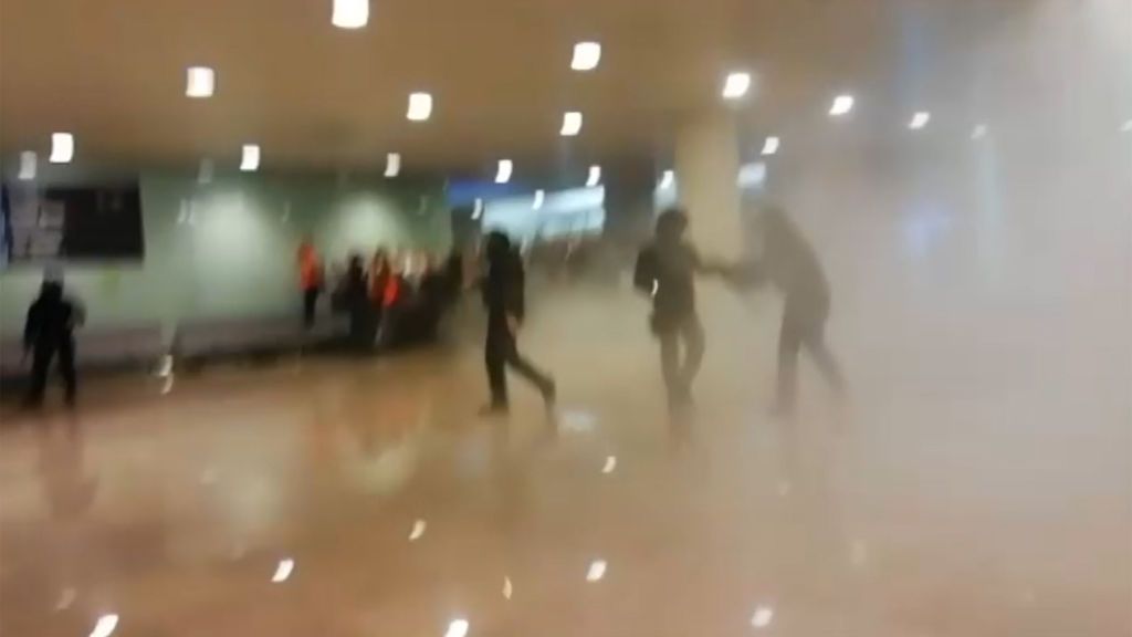 Cargas policiales en el aeropuerto de El Prat durante las protestas independentistas