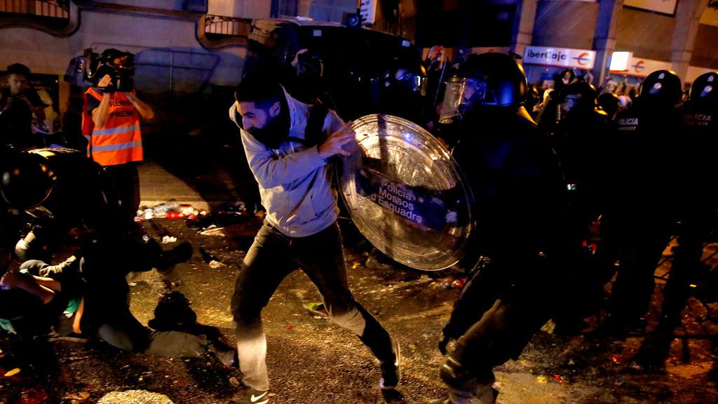 Cargas policiales en el segundo día de protestas en Cataluña