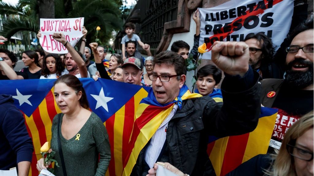 Cargas policiales en las manifestaciones multitudinarias en Cataluña