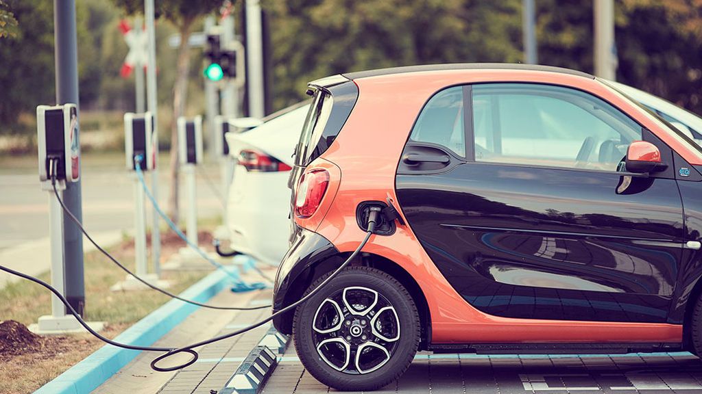 La DGT sobre el coche eléctrico: “es carísimo y no hay dónde enchufarlo” La DGT sobre el coche eléctrico: “es carísimo y no hay dónde enchufarlo”