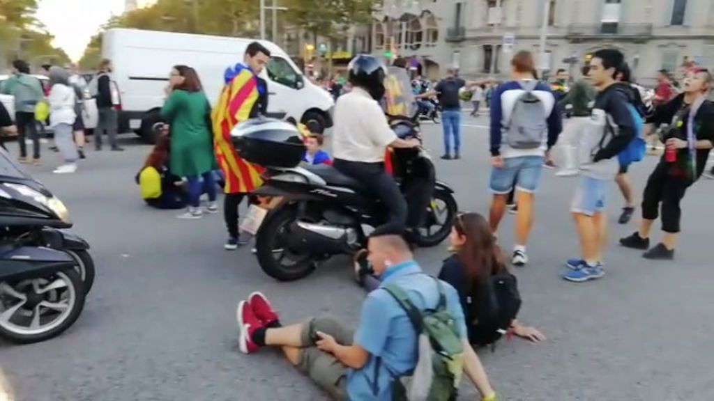 Manifestantes sentados cortando una de las arterias principales de Barcelona