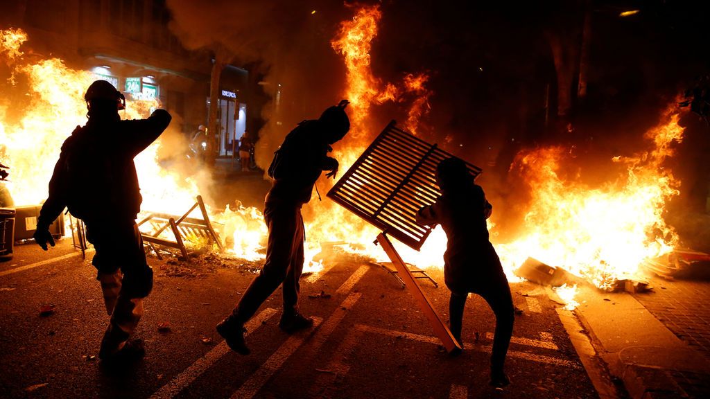 Imágenes de las barricadas de fuego en el Passeig de Gràcia