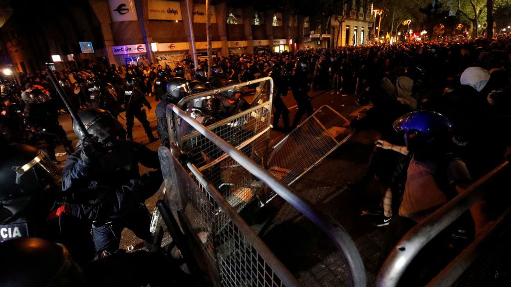 Cargas policiales en Barcelona: alta tensión entre agentes y manifestantes