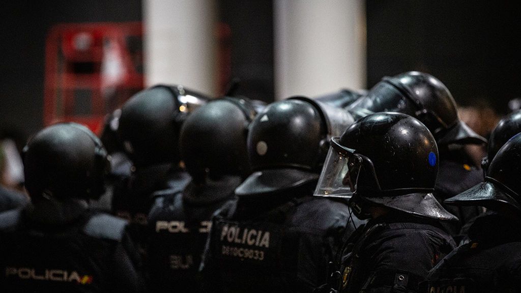 Interior deja a los antidisturbios en Cataluña hasta noviembre pero descarta enviar más agentes Interior deja a los antidisturbios en Cataluña hasta noviembre pero descarta enviar más agentes
