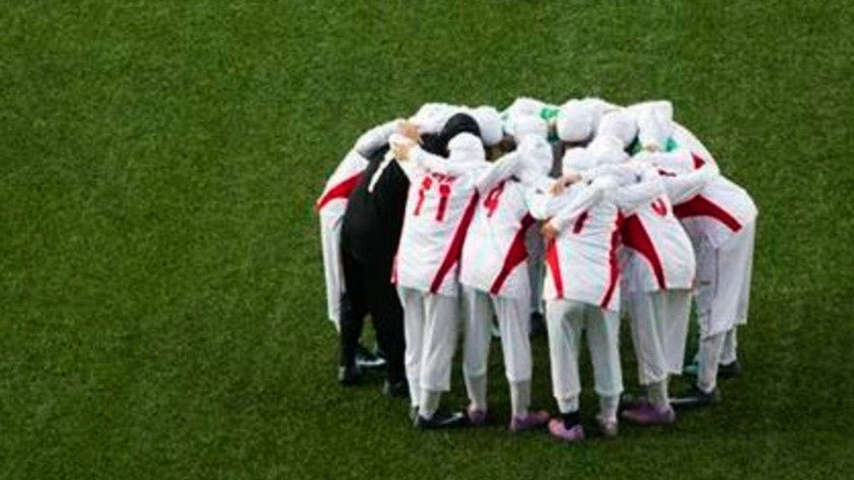 Emocionante gesto de unas futbolistas con su rival musulmana: la protegen cuando se le cae el velo