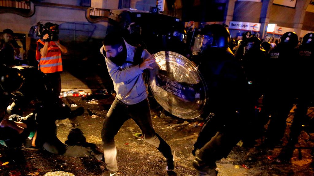 Los Mossos vuelven a cargar contra los manifestantes que tratan de romper el cordón policial en Barcelona