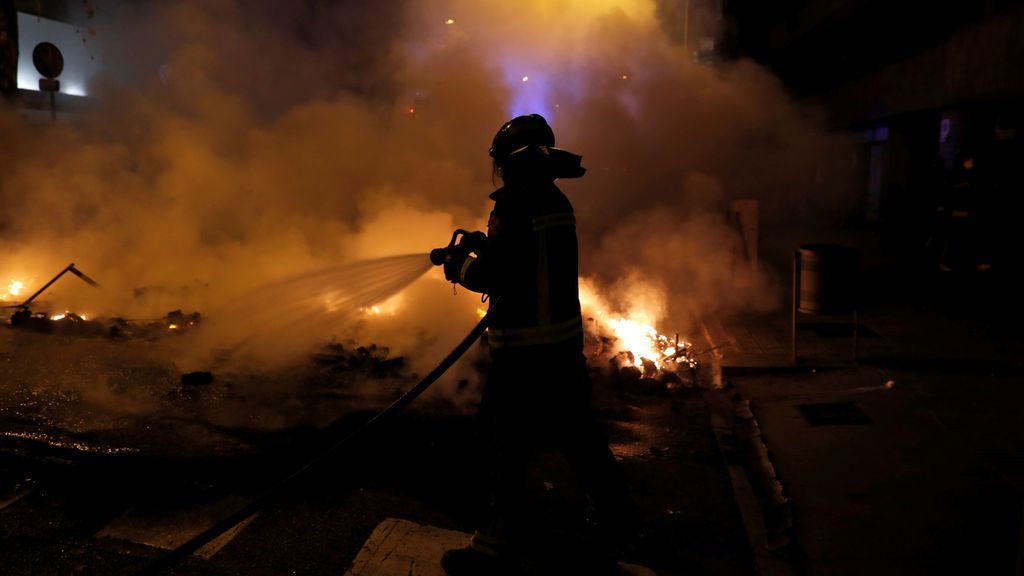 Los bomberos se afanan en apagar las barricadas de fuego en el centro de Barcelona