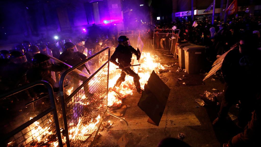 La policía sortea las barricadas de fuego de los radicales independentistas