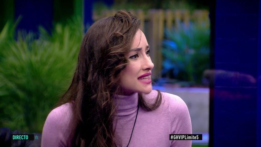 Adara estalla tras escuchar las críticas al mensaje de su madre: "Respetar a la familia sinvergüenzas"