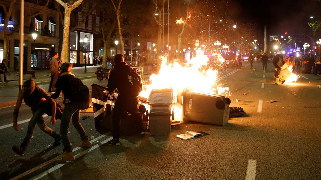 Barricadas de fuego ante el cordón policial en la Delegación del Gobierno en Barcelona