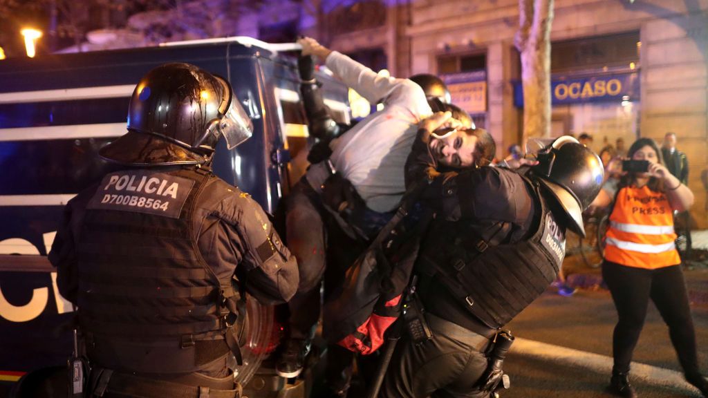 Varios manifestantes, detenidos por los Mossos frente a la Delegación del Gobierno de Barcelona