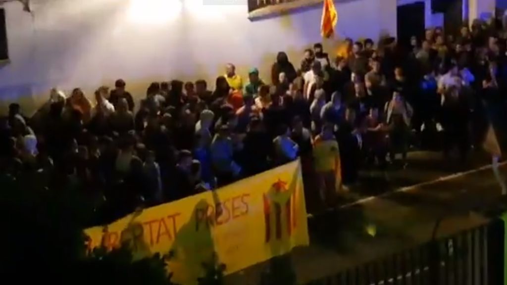 Manifestantes independentistas asedian varios cuarteles de la Guardia Civil en Catalunya Manifestantes independentistas asedian varios cuarteles de la Guardia Civil en Catalunya