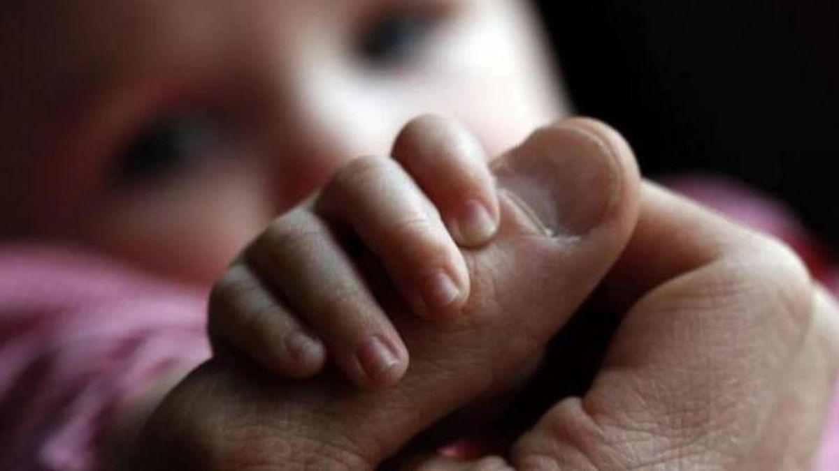 Un bebé en estado crítico tras ser brutalmente golpeado por su propia madre