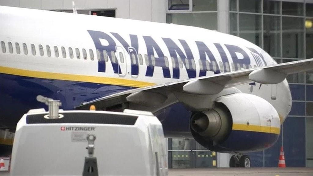 Ryanair despedirá a 327 tripulantes de cabina y 105 pilotos en España