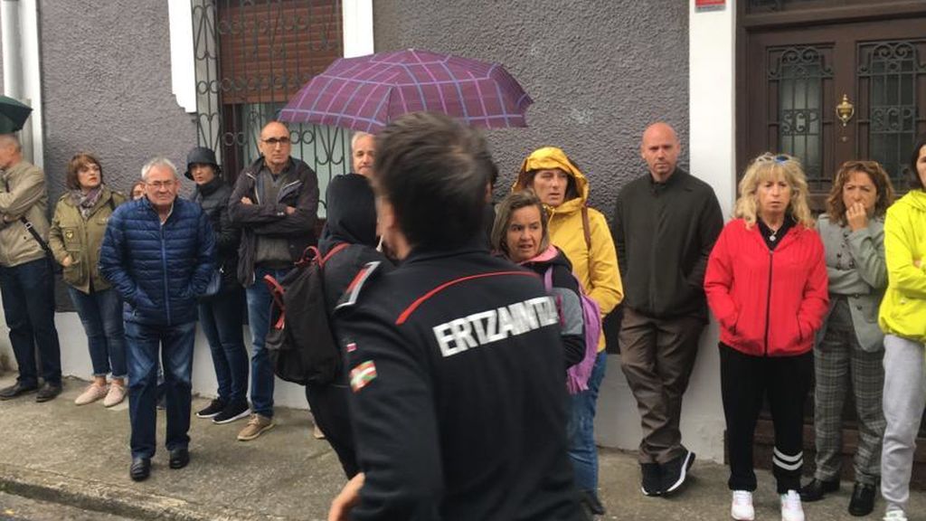 Agentes de la Ertzaintza acuden al lugar de la protesta