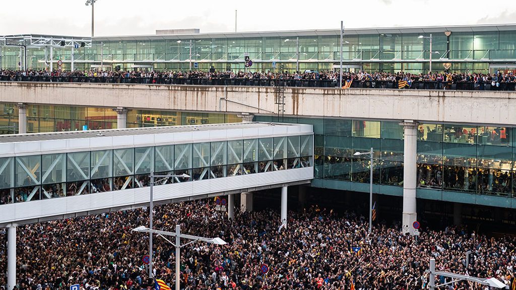 EuropaPress_2426204_Una_multitud_se_concentra_en_el_Aeropuerto_de_Barcelona-El_Prat_en_protesta_por_la_sentencia_del_Tribunal_Supremo_sobre_el_juicio_del_'procés'_en_Barcelona_(España)_a_14_de_octubre_de_2019_