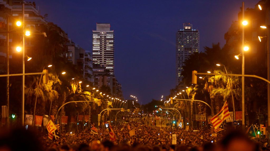 Miles de personas convocadas por los CDR protestan en la Gran Via de Barcelona